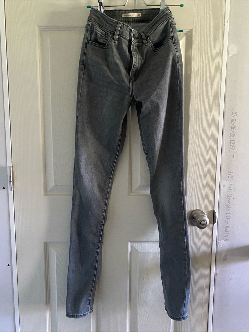 Levi's High-Rise Women's Jeans in Washed Gray